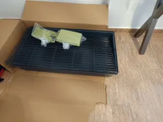 Jaula para conejo negra y verde