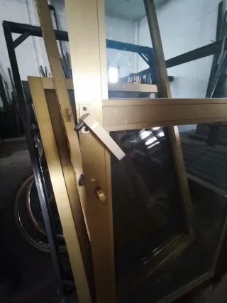 Puerta de terraza con marco dorado