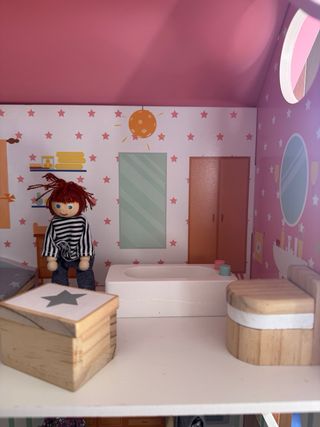 Casa de muñecas de madera con muñecos