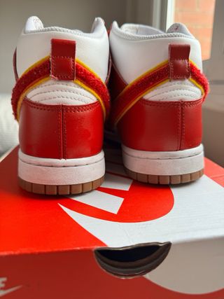 Nike Dunk High Chenille Swoosh Rojo Blanco.