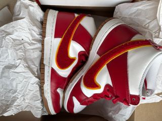 Nike Dunk High Chenille Swoosh Rojo Blanco.