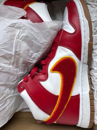 Nike Dunk High Chenille Swoosh Rojo Blanco.