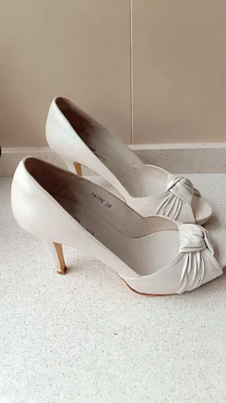 Sapato Salto Alto Bege Tamanho 38