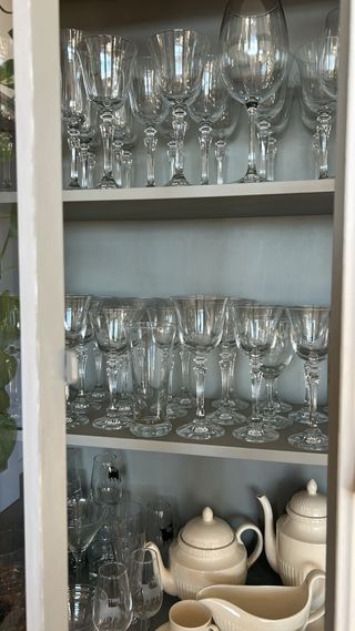 Vitrina de madera blanca