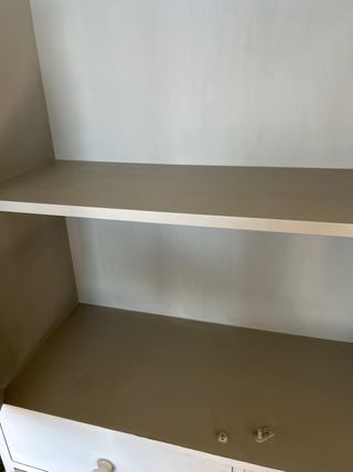 Vitrina de madera blanca