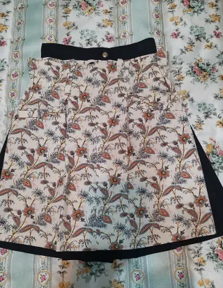 Falda Zara azul marino y Estampada