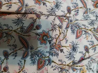 Falda Zara azul marino y Estampada