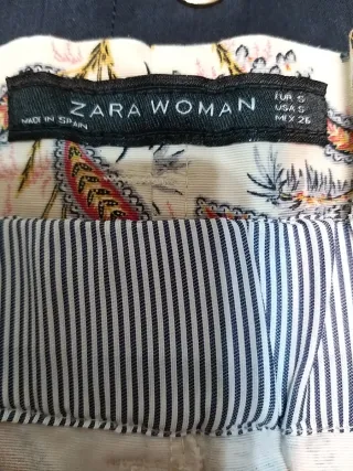 Falda Zara azul marino y Estampada