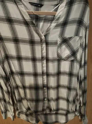 Camisa de cuadros blanca y negra