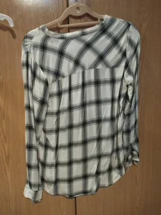 Camisa de cuadros blanca y negra