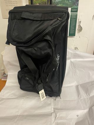 Sciarpa lana bouclé verde e  trolley da viaggio