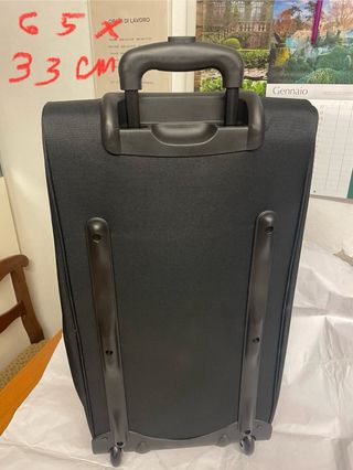 Sciarpa lana bouclé verde e  trolley da viaggio