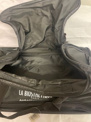 Sciarpa lana bouclé verde e  trolley da viaggio