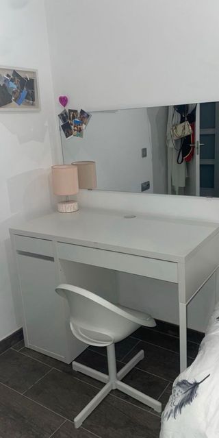 Escritorio blanco con cajones