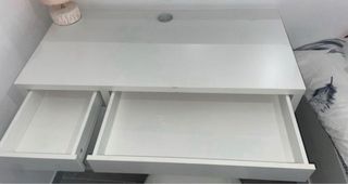 Escritorio blanco con cajones