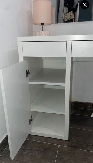 Escritorio blanco con cajones