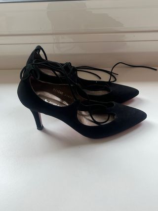 Zapatos de tacón negros con cordones