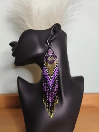 Pendientes étnicos dorados y morados