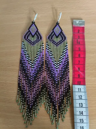 Pendientes étnicos dorados y morados