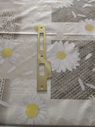 Contro piastra piana per serratura