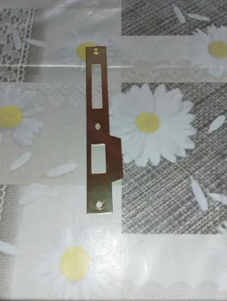 Contro piastra piana per serratura