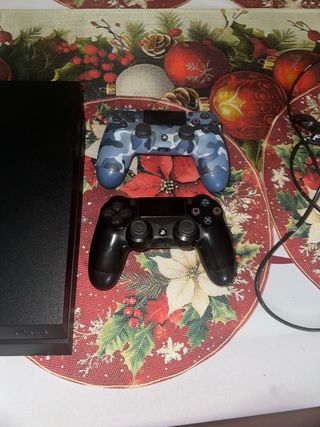 PS4 (PlayStation 4) Negra con dos mandos