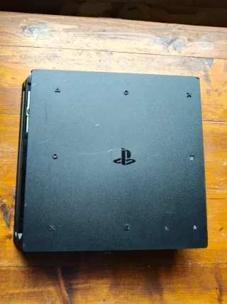 PS4 Pro con giochi e controller