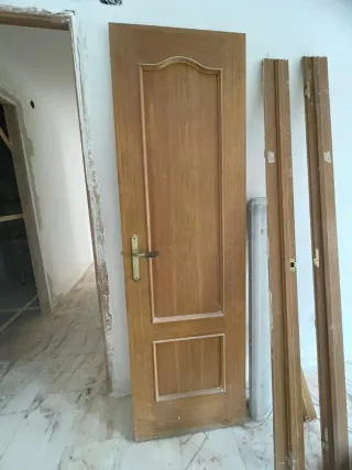 Puerta de madera con cristal y sin cristal.