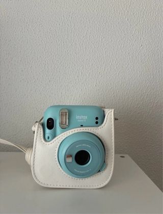 Instax Mini 11 azul pastel + funda + 14 fotos