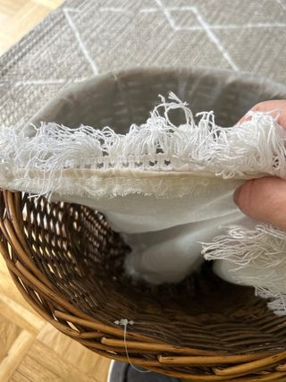 Cesta mimbre decorada tela y yute