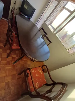 Mesa comedor madera y 5 sillas antiguas