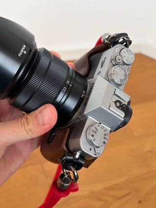 Fujifilm XT20 con funda y correa roja