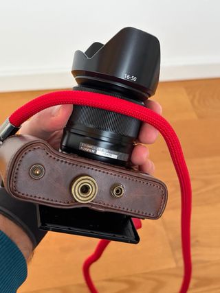 Fujifilm XT20 con funda y correa roja