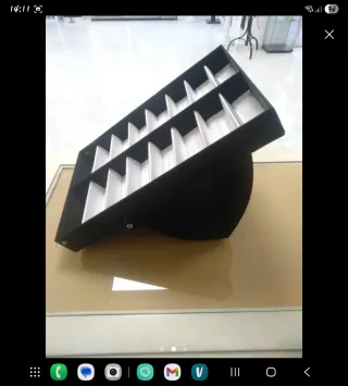 Expositor de gafas negro y blanco