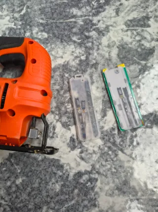 Sierra de calar Black+Decker naranja