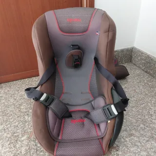 Seggiolino auto marrone e grigio