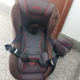 Seggiolino auto marrone e grigio