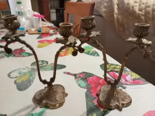 Candelabros de metal dorados