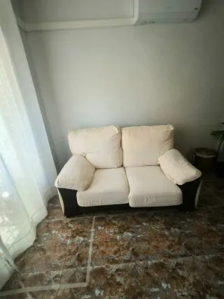 Alicante Centro. Sofá de 2 plazas 158cm por 100cm