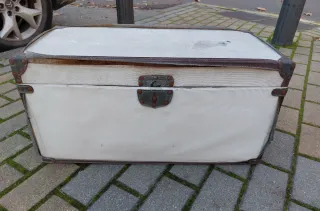 Baúl antiguo/vintage con diseño de casas