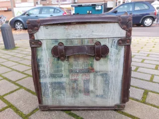 Baúl antiguo/vintage con diseño de casas