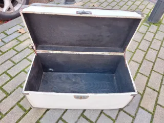 Baúl antiguo/vintage con diseño de casas