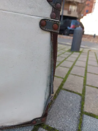 Baúl antiguo/vintage con diseño de casas