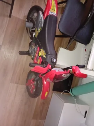 Moto eléctrica infantil roja con cargador