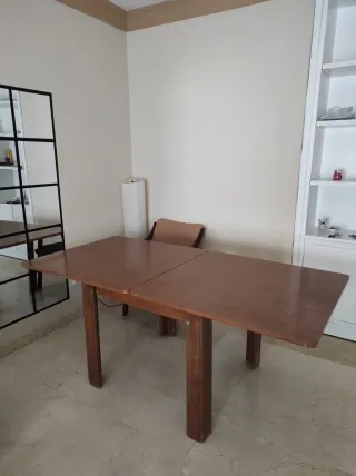 Mesa de comedor de madera con cristal