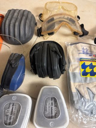 Lotto DPI: cuffie, occhiali, maschera, guanti