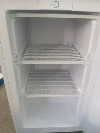 Congelador vertical FrigeluX A+ por solo 140€!