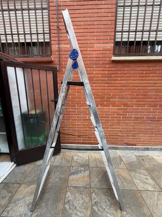 Escalera de aluminio plegable