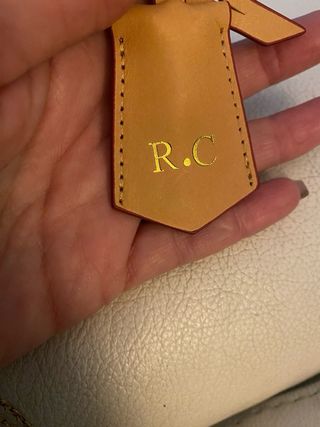Llavero colgante piel iniciales R.C para bolso