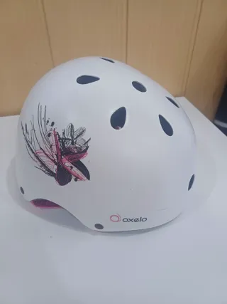 Casco Oxelo blanco con diseño floral